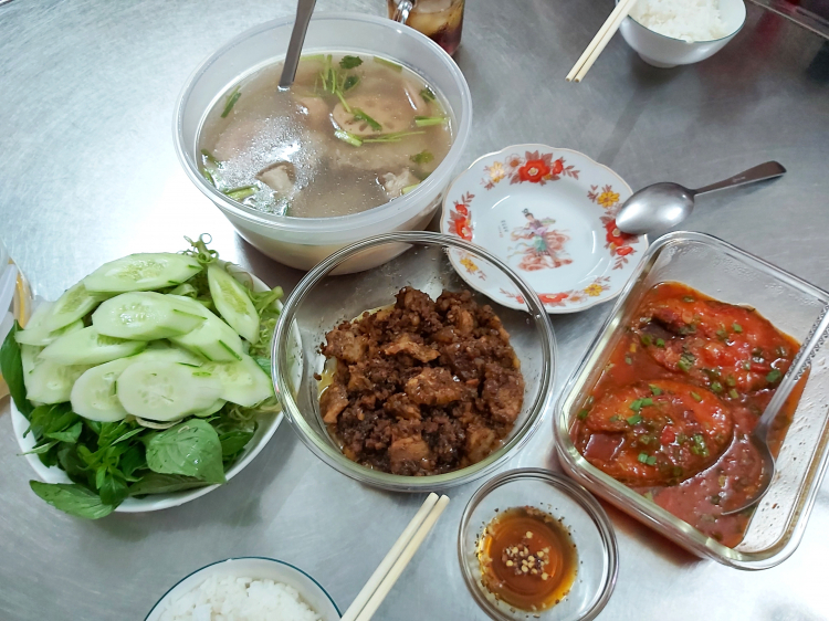 Bữa cơm hàng ngày của người Việt gốc Hoa ở Sg. Bữa cơm hàng ngày của người Việt gốc Hoa ở Sg.