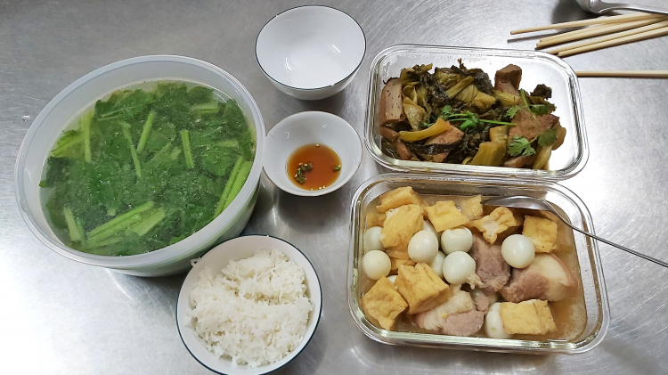 Bữa cơm hàng ngày của người Việt gốc Hoa ở Sg. Bữa cơm hàng ngày của người Việt gốc Hoa ở Sg.
