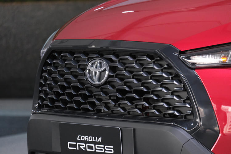 Ảnh thực tế Toyota Corolla Cross 1.8 máy xăng tiêu chuẩn: trang bị có nghèo nàn?