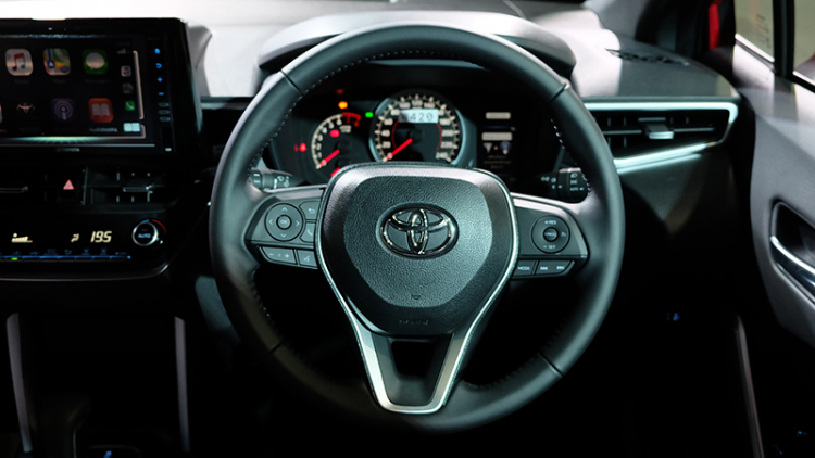 Ảnh thực tế Toyota Corolla Cross 1.8 máy xăng tiêu chuẩn: trang bị có nghèo nàn?