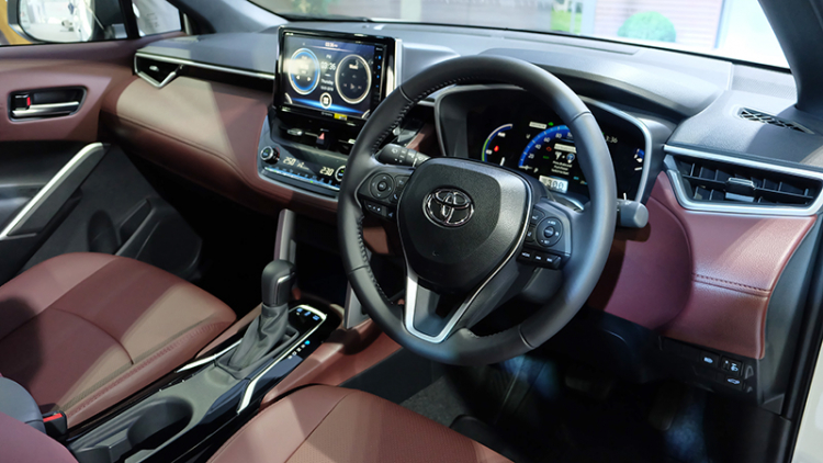 Ảnh thực tế Toyota Corolla Cross Hybrid tràn ngập trang bị sắp về Việt Nam