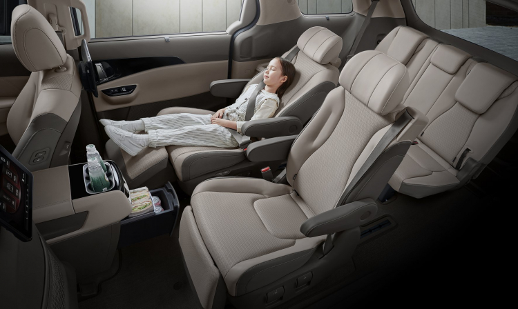 Kia Sedona 2021 lộ diện nội thất như xe sang Mercedes