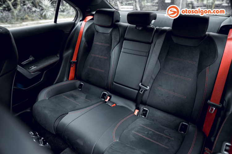 Đánh giá Mercedes-AMG A35 4MATIC: Sedan hiệu năng cao dành cho người trẻ Đánh giá Mercedes-AMG A35 4MATIC: Sedan hiệu năng cao dành cho người trẻ