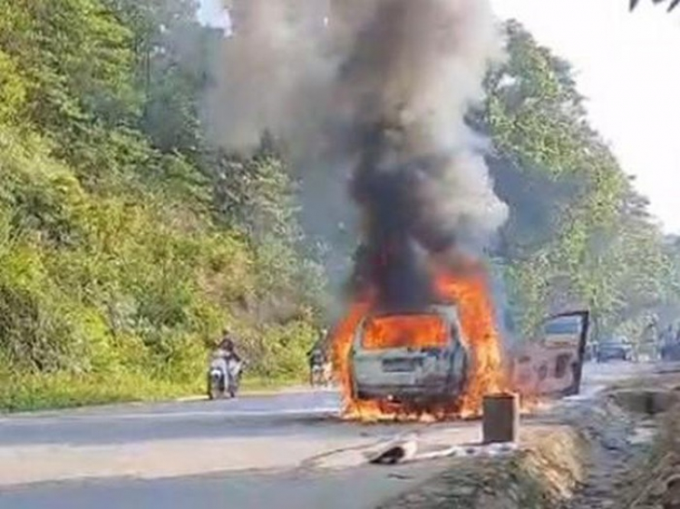 Ôtô cháy rụi trên đường Hồ Chí Minh