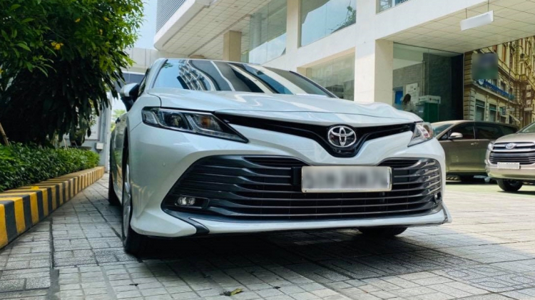 Cần anh em tư vấn thay đèn gầm Camry 2020