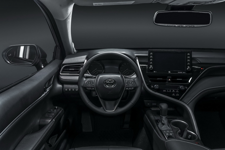 Toyota Camry 2021 chính thức ra mắt: nâng cấp trang bị và thiết kế, có cả AWD