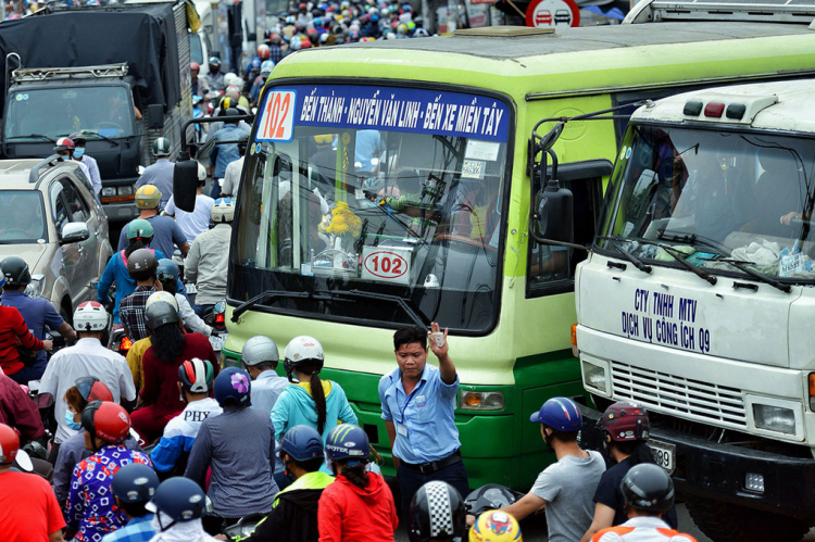Vì sao xe buýt Sài Gòn ế khách?