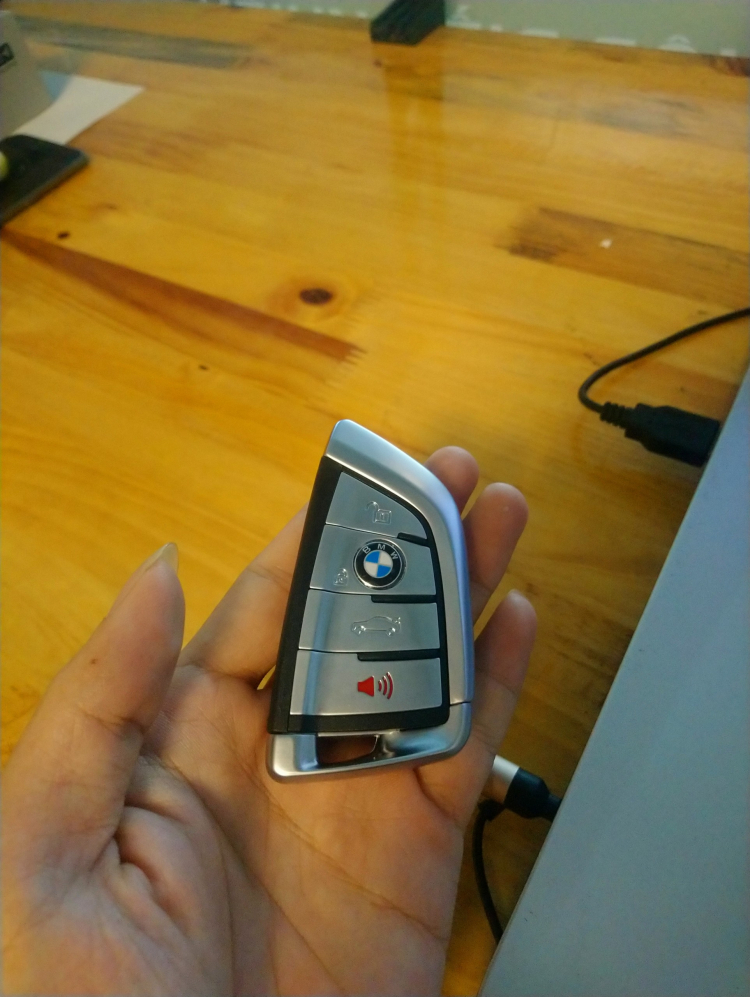 Giúp em làm chìa khoá chiếc lá BMW 320i GT