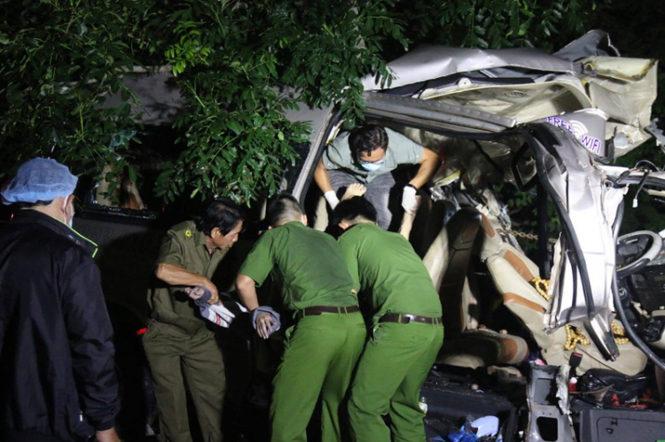 Bình Thuận: Tai nạn kinh hoàng giữa ô tô khách 16 chỗ và xe tải lúc rạng sáng, 8 người tử vong