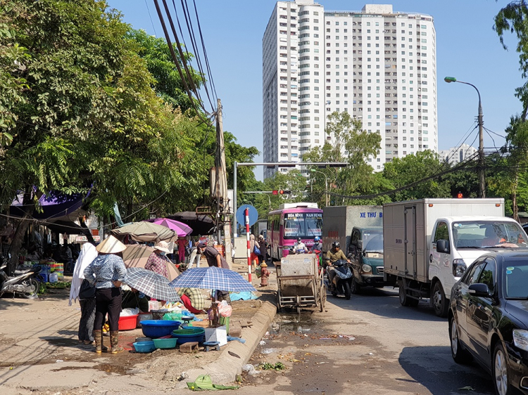 Mất ATGT bởi “chợ cóc” ven đường