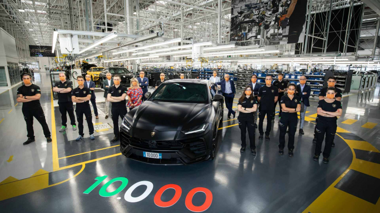 Lamborghini chạm mốc 10.000 siêu SUV Urus xuất xưởng chỉ sau 2 năm bán ra