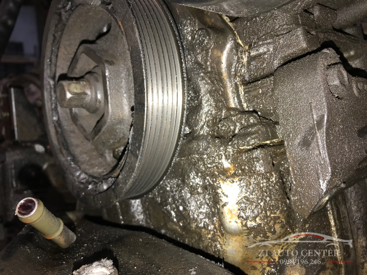 Xe bị xì phốt đuôi cốt máy + phốt hộp số mazda Cx5 Xe bị xì phốt đuôi cốt máy + phốt hộp số mazda Cx5