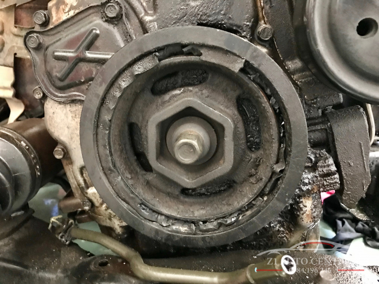 Xe bị xì phốt đuôi cốt máy + phốt hộp số mazda Cx5 Xe bị xì phốt đuôi cốt máy + phốt hộp số mazda Cx5