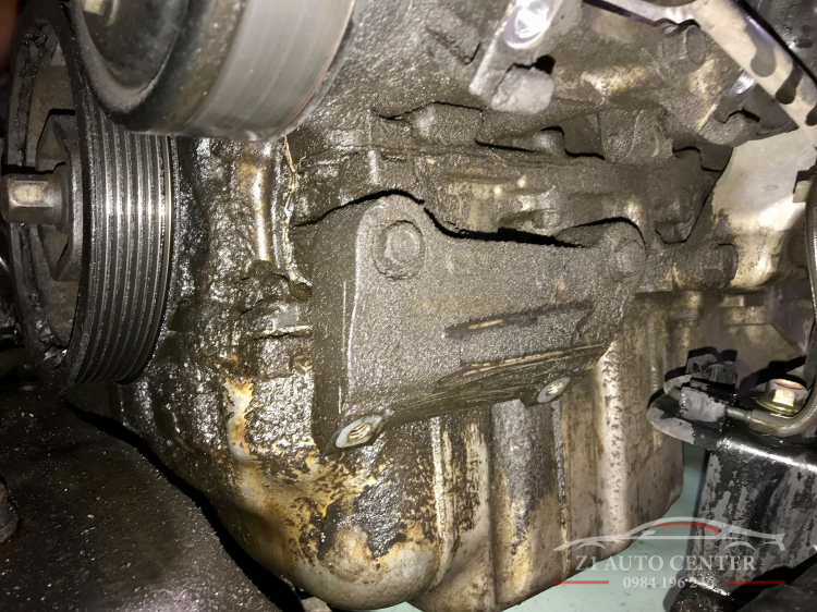 Xe bị xì phốt đuôi cốt máy + phốt hộp số mazda Cx5 Xe bị xì phốt đuôi cốt máy + phốt hộp số mazda Cx5