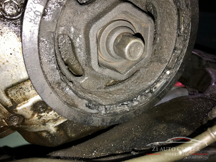 Xe bị xì phốt đuôi cốt máy + phốt hộp số mazda Cx5 Xe bị xì phốt đuôi cốt máy + phốt hộp số mazda Cx5