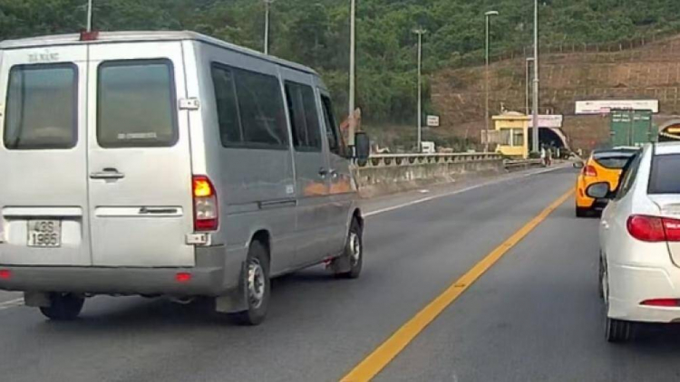 Phân biệt lỗi sai làn và không tuân thủ vạch kẻ đường Phân biệt lỗi sai làn và không tuân thủ vạch kẻ đường