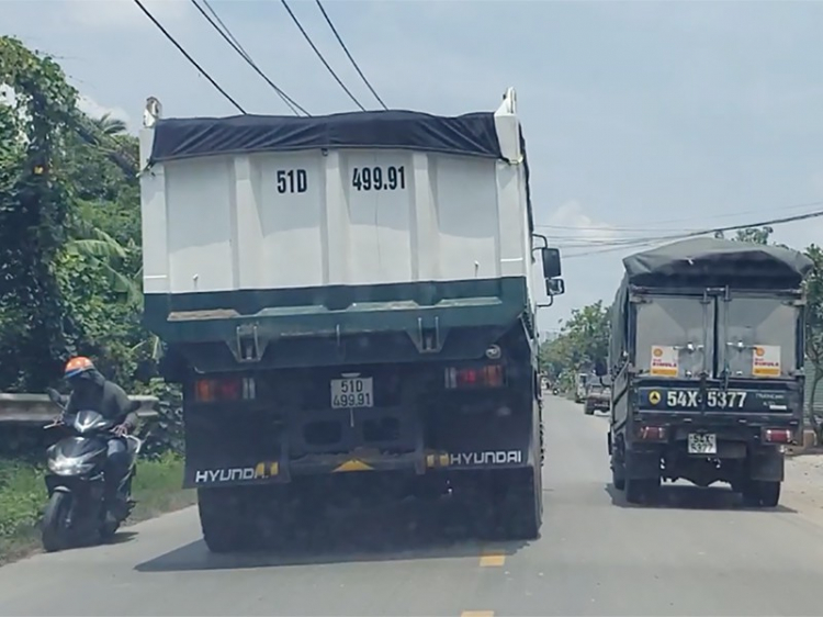 Xe tải, xe ben... phóng bạt mạng vào giờ cấm