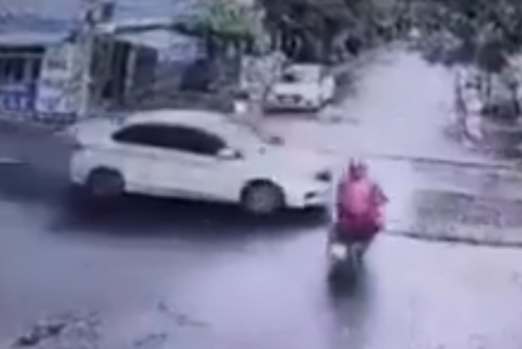 Xe hơi và xe máy va chạm ngay ngã tư: Ai Đúng Ai Sai ? Xe hơi và xe máy va chạm ngay ngã tư: Ai Đúng Ai Sai ?