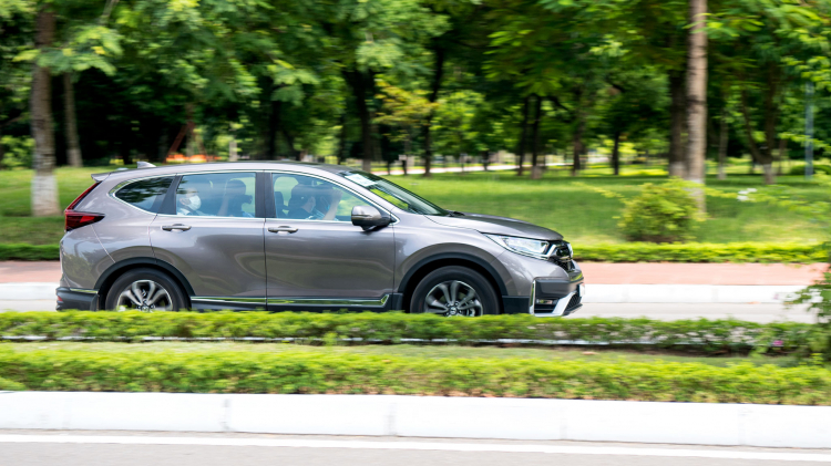 So sánh Subaru Forester và Honda CR-V bản cao cấp: tiện nghi hay lái hay?