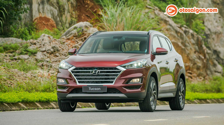 So sánh Toyota Corolla Cross 1.8HV và Hyundai Tucson bản full: chọn CUV tầm giá 1 tỷ Nhật hay Hàn?