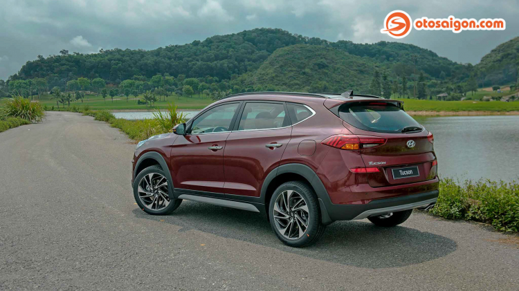 So sánh Toyota Corolla Cross 1.8HV và Hyundai Tucson bản full: chọn CUV tầm giá 1 tỷ Nhật hay Hàn?