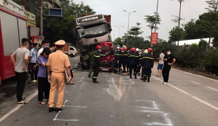Tài xế lái xe container chèn ô tô chờ đèn đỏ khai nguyên nhân gây tai nạn