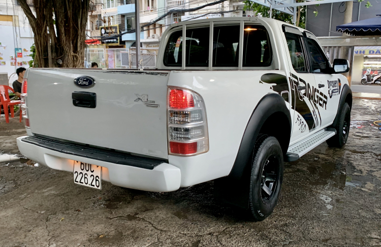 Ford Ranger XL 2.5 Diesel màu trắng, số sàn.