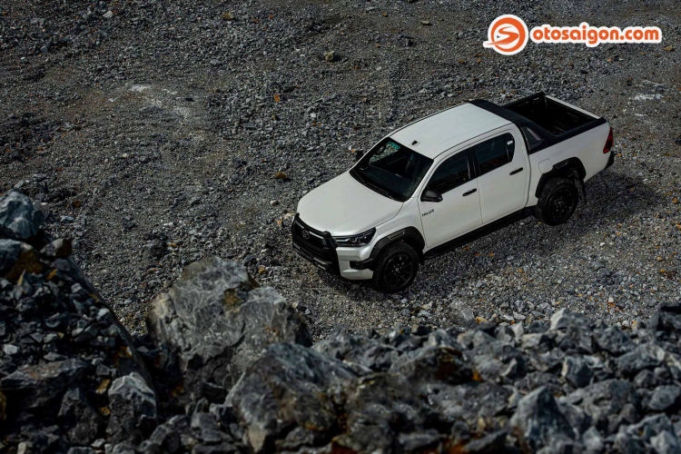 So sánh Ford Ranger 2.0 Wildtrak 4x4 và Toyota Hilux 2.8 Adventure 4x4: Bán tải Nhật và Mỹ so găng