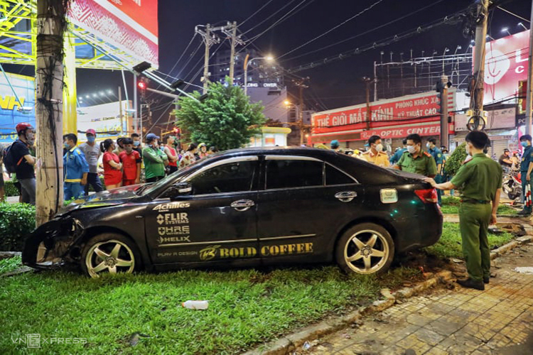 Toyota Camry đâm móp đầu vẫn không bung túi khí