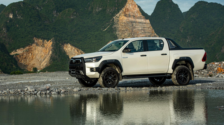 Giá lăn bánh Toyota Hilux 2020 khi so với đối thủ tại Việt Nam: cao hàng đầu phân khúc bán tải