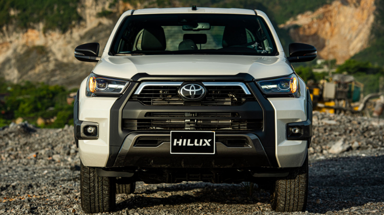 Giá lăn bánh Toyota Hilux 2020 khi so với đối thủ tại Việt Nam: cao hàng đầu phân khúc bán tải
