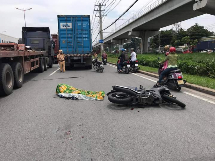 Xe container chạy ẩu, lấn làn gây tai nạn giao thông trên Xa lộ Hà Nội
