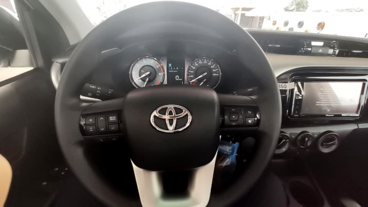 Chi tiết Toyota Hilux 2020 bản 1 cầu AT mới về đại lý: Giá bán 674 triệu đồng