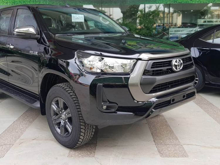 Chi tiết Toyota Hilux 2020 bản 1 cầu AT mới về đại lý: Giá bán 674 triệu đồng
