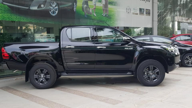 Chi tiết Toyota Hilux 2020 bản 1 cầu AT mới về đại lý: Giá bán 674 triệu đồng