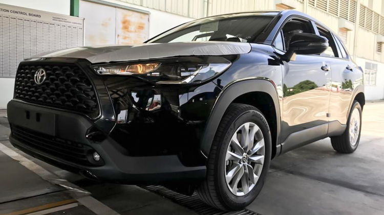 Cận cảnh Toyota Corolla Cross bản tiêu chuẩn giá 720 triệu đồng: trang bị có đủ dùng?