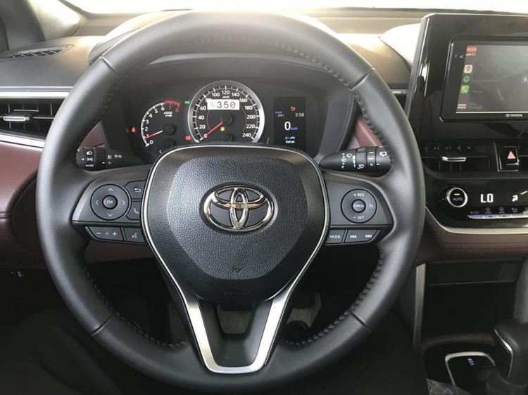 Cận cảnh Toyota Corolla Cross bản tiêu chuẩn giá 720 triệu đồng: trang bị có đủ dùng?