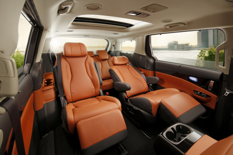Kia Sedona 2021 lộ diện nhiều tiện nghi hấp dẫn, hàng ghế 2 có thể xoay ngược 180 độ
