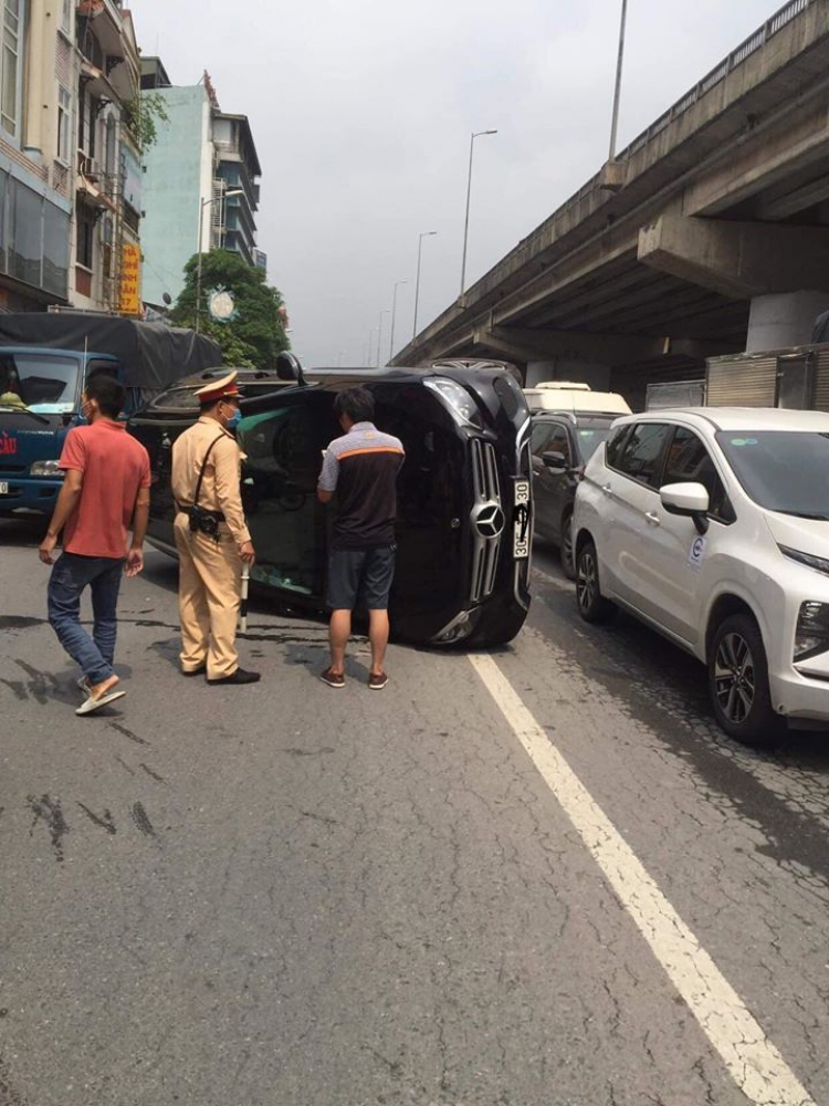 Trung tá CSGT đập cửa cứu lái xe Mercedes gây tai nạn liên hoàn ở Pháp Vân