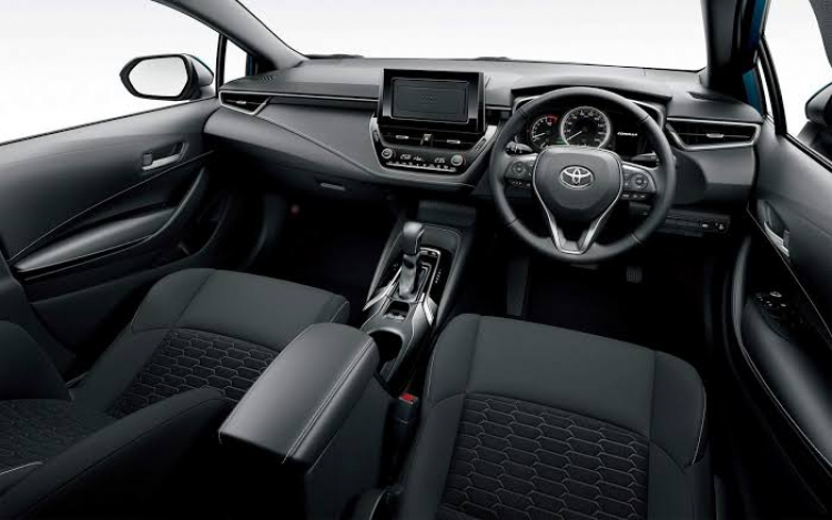 Cận cảnh Toyota Corolla Cross bản tiêu chuẩn giá 720 triệu đồng: trang bị có đủ dùng?