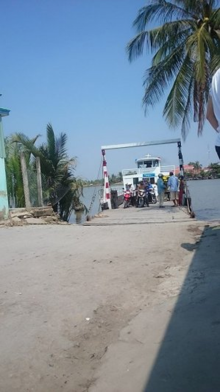 Xuống phà qua sông Tiền