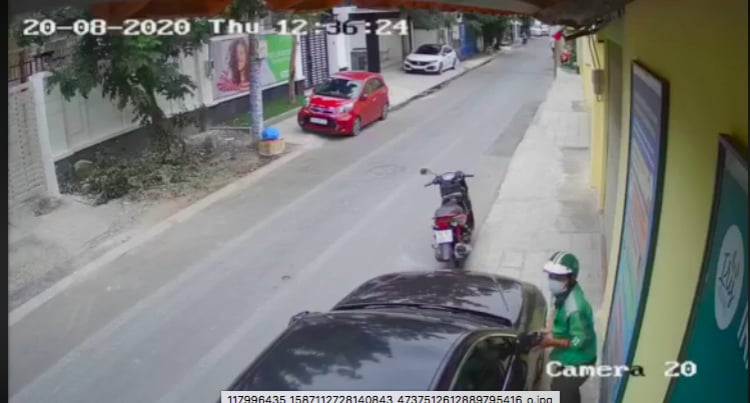 Clip: Tài xế mặc áo Grab bẻ trộm gương xế sang BMW trong khu Thảo Điền