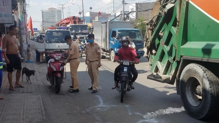 Xe chở rác kéo lê cô gái đi xe máy ở Sài Gòn