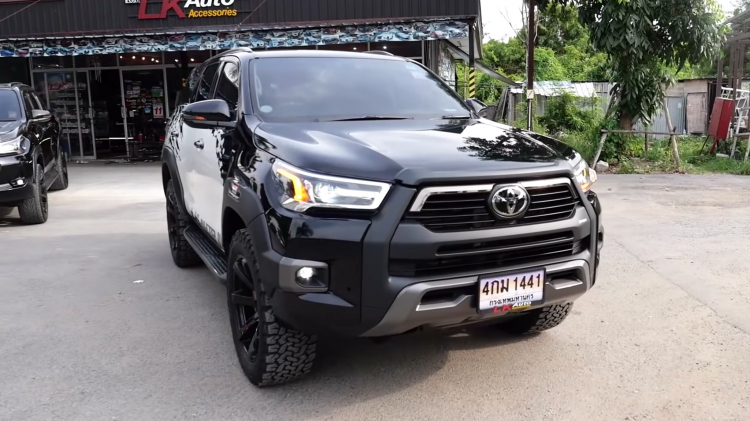 Dân chơi Thái “lên đầu” Hilux 2021 cho Fortuner