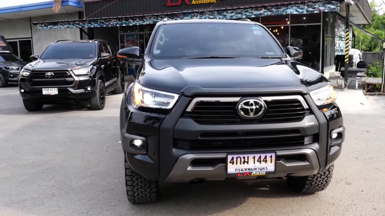 Dân chơi Thái “lên đầu” Hilux 2021 cho Fortuner