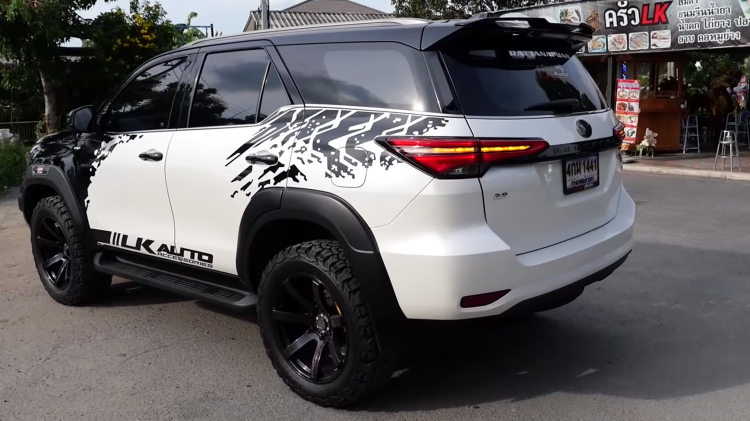 Dân chơi Thái “lên đầu” Hilux 2021 cho Fortuner