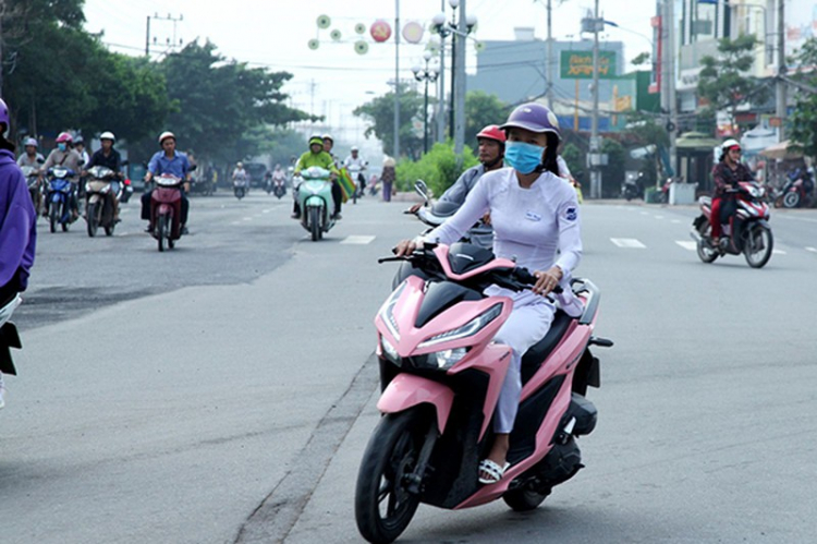 Xe máy đi sai làn tại Việt Nam bị phạt bao nhiêu?