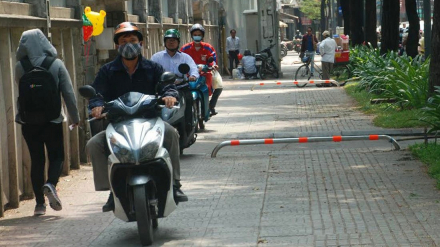 the-nhung-tinh-trang-nguoi-tham-gia-giao-thong-cho-xe-chay-len-via-he-van-dien-ra-158432765508...jpg