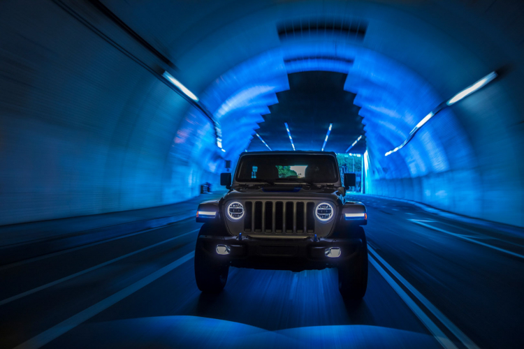 Jeep Wrangler 4xe ra mắt: xe địa hình động cơ hybrid mạnh 375 mã lực