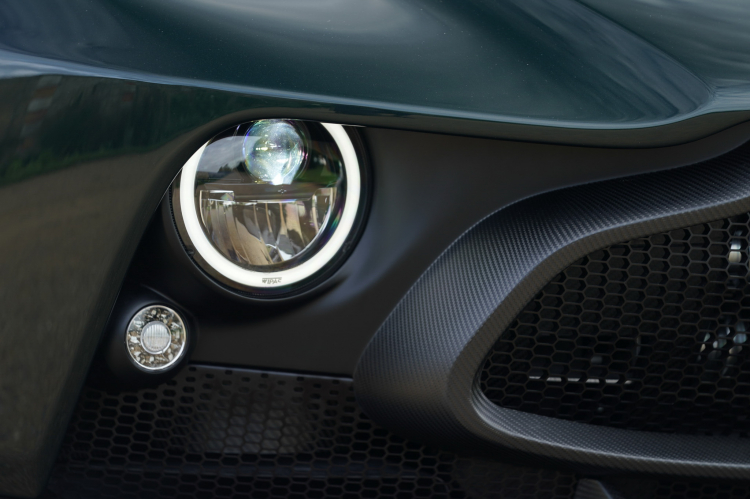 Siêu phẩm Aston Martin Victor có một không hai: Lắp số sàn cho động cơ V12